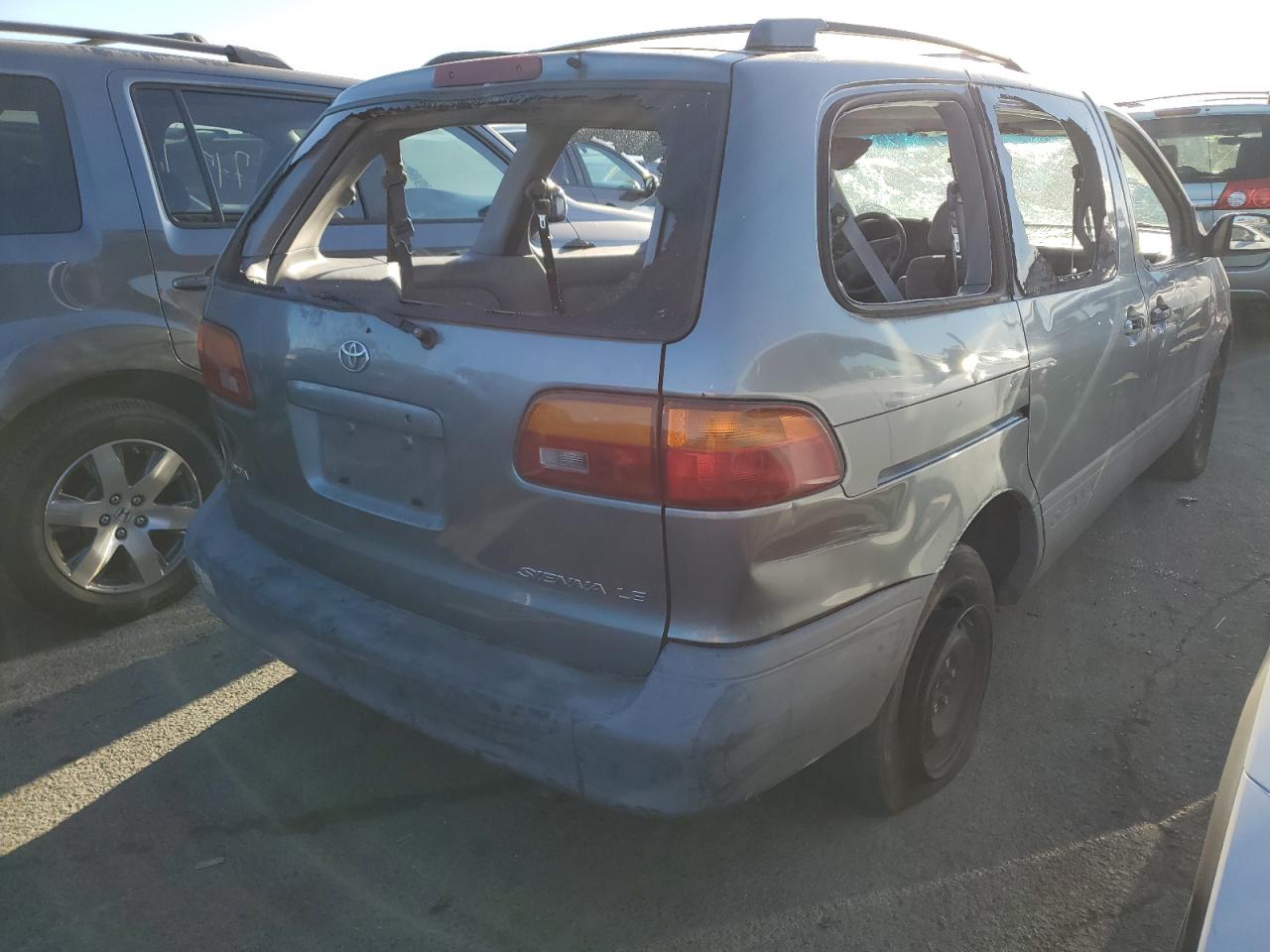 2000 Toyota Sienna VIN 4T3ZF13CXYU272905 Copart auction photo, all over damage thumbnail 3