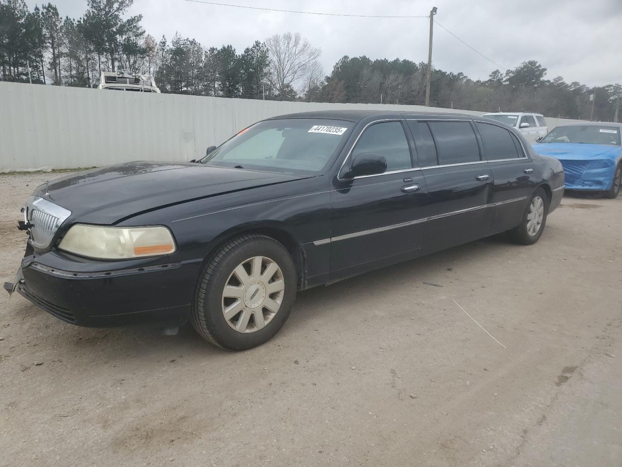 2003 Lincoln Town Car VIN 1L1FM81W43Y635225