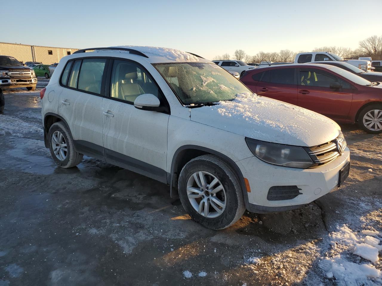 2016 Volkswagen Tiguan VIN WVGBV7AX7GW575763 Copart auction photo, minor dent/scratches / normal wear damage thumbnail 4