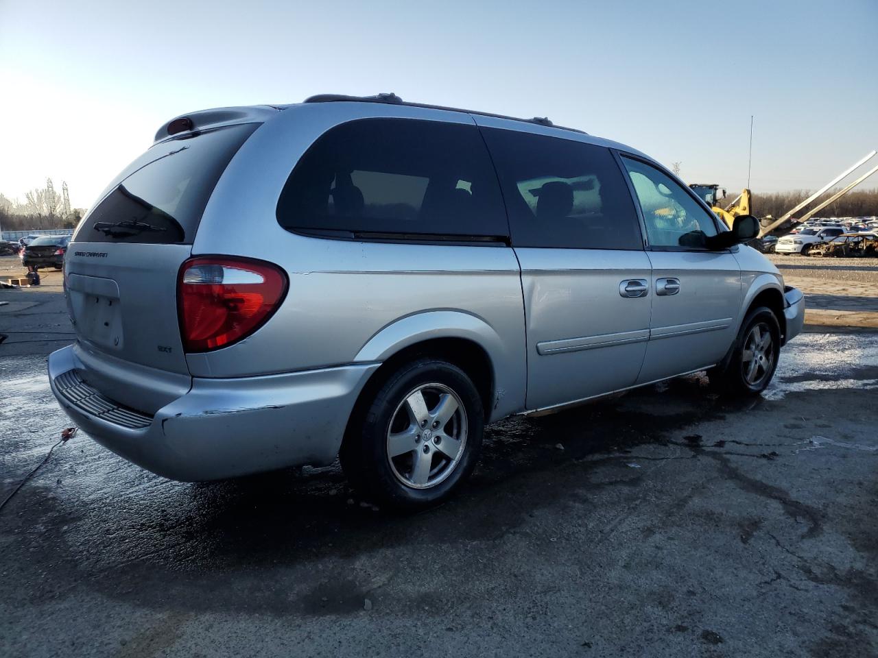 2007 Dodge Caravan VIN 2D4GP44L97R146471 Copart auction photo, front end / side damage thumbnail 3