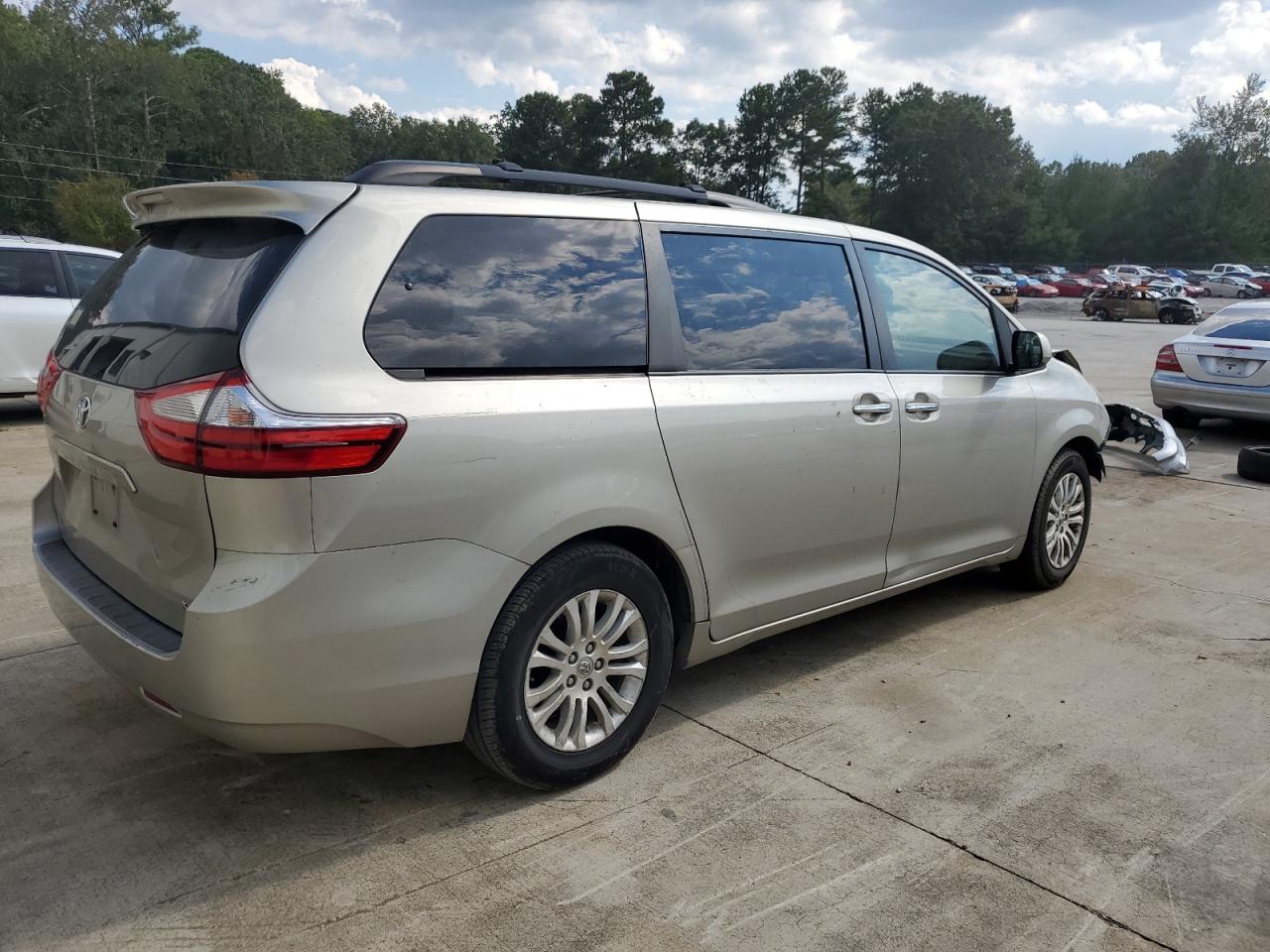 2015 Toyota Sienna VIN 5TDYK3DC7FS531088 Copart auction photo, front end damage thumbnail 3