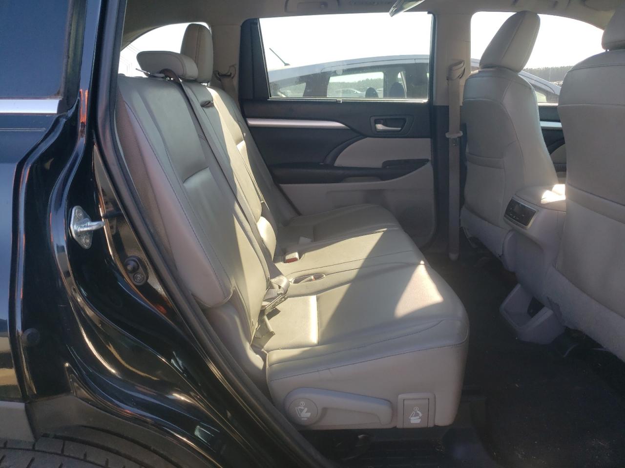 2015 Toyota Highlander VIN 5TDKKRFH5FS064867 Copart auction photo, front end / minor dent/scratches damage thumbnail 11