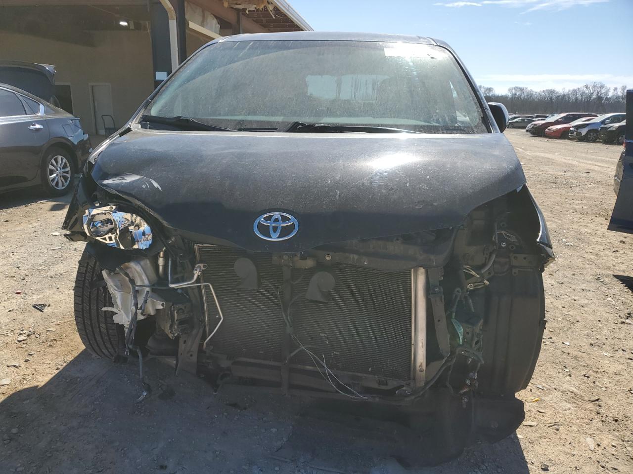 2011 Toyota Sienna VIN 5TDYK3DCXBS020341 Copart auction photo, front end damage thumbnail 5