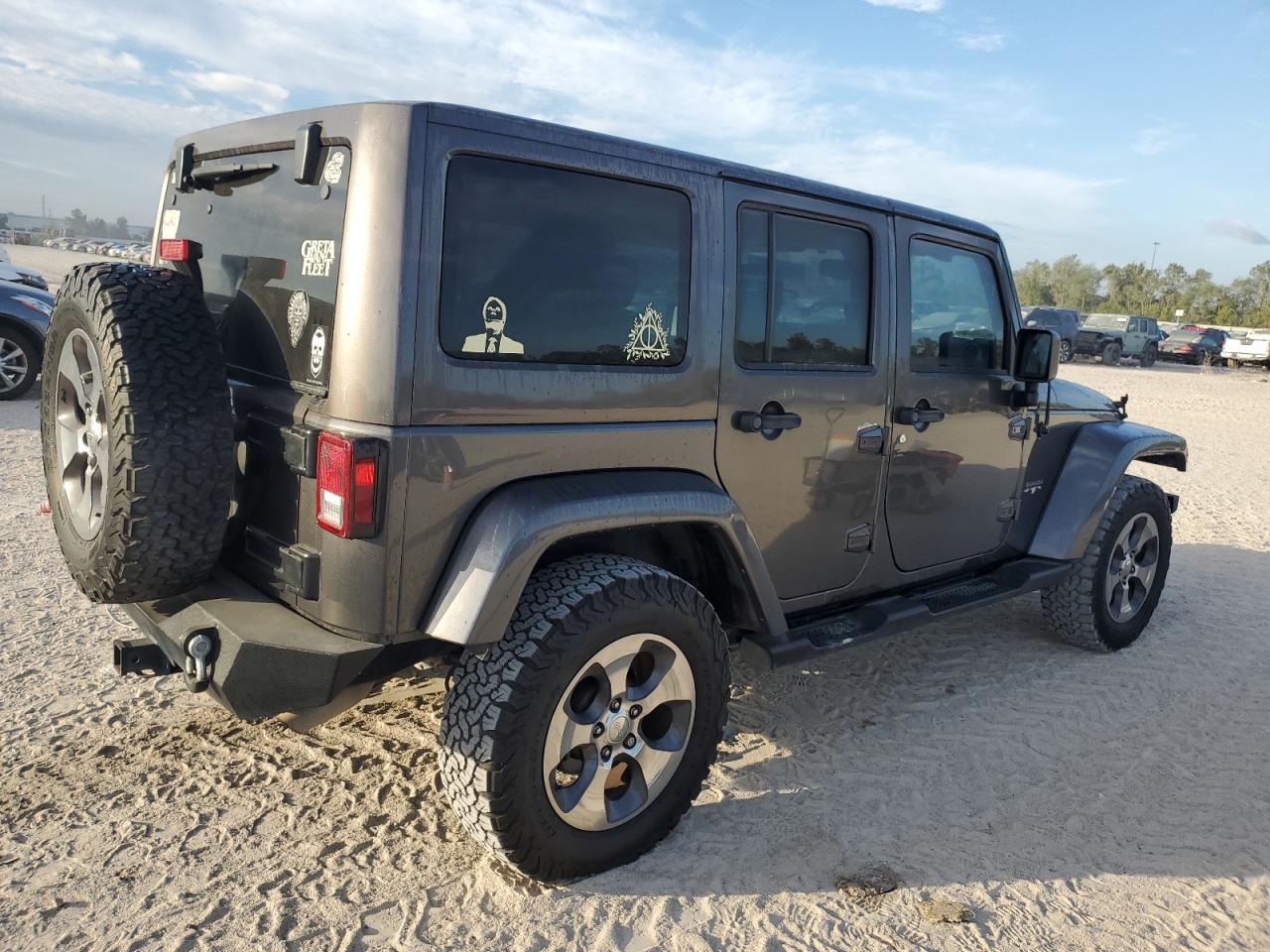 2017 Jeep Wrangler VIN 1C4BJWEG5HL725795 Copart auction photo, minor dent/scratches damage thumbnail 3
