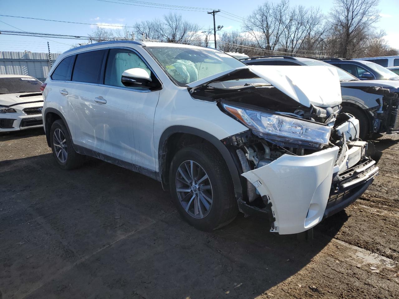 2019 Toyota Highlander VIN 5TDJZRFH1KS563702 Copart auction photo, front end damage thumbnail 4