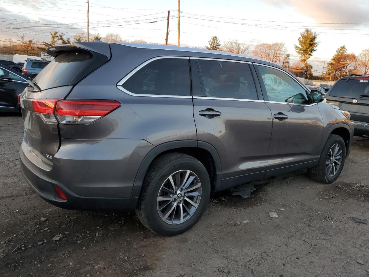 2019 Toyota Highlander VIN 5TDKZRFH8KS557996 Copart auction photo, side damage thumbnail 3