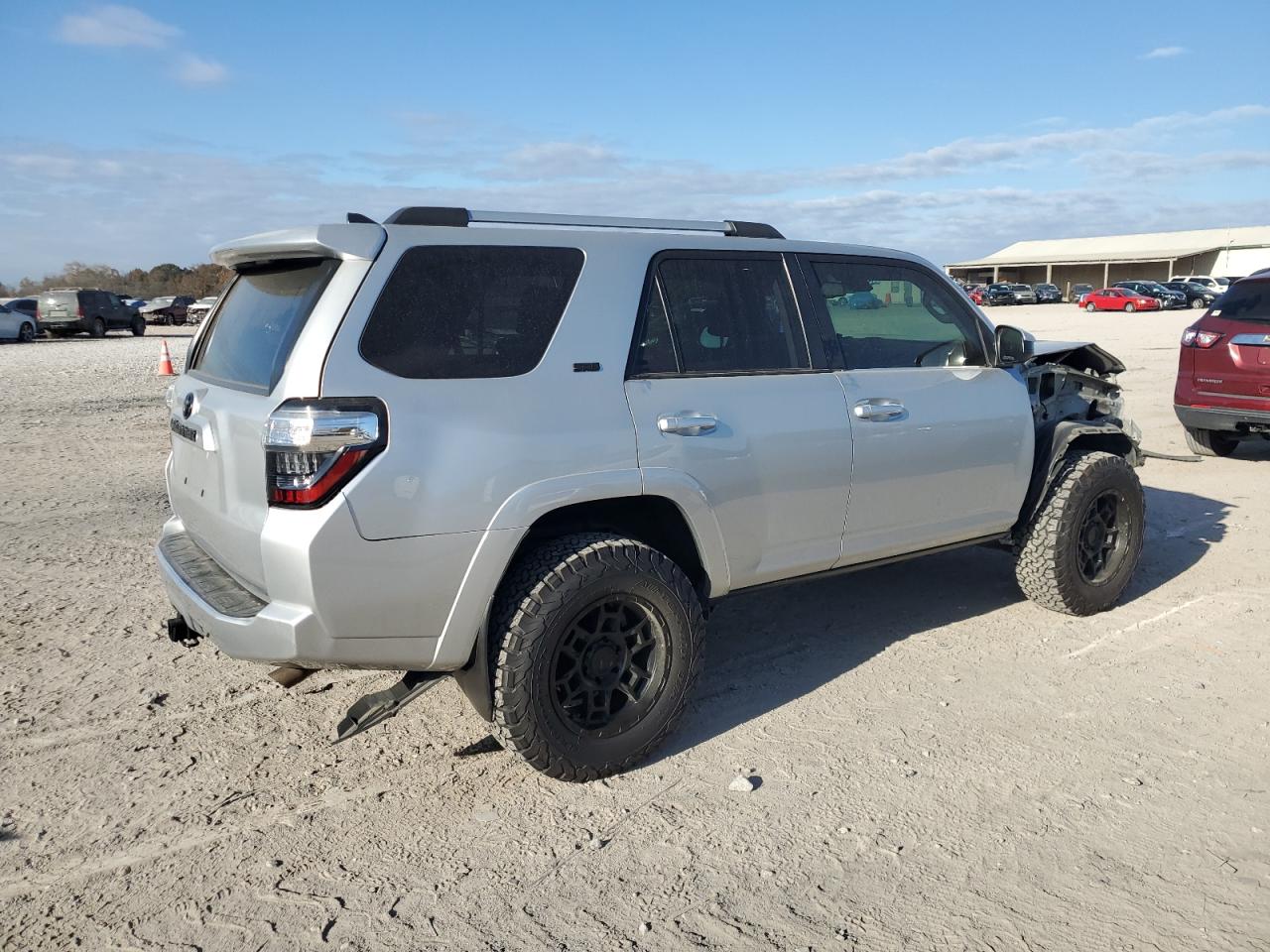 2021 Toyota 4Runner VIN JTEMU5JR7M5895281 Copart auction photo, front end / minor dent/scratches damage thumbnail 3