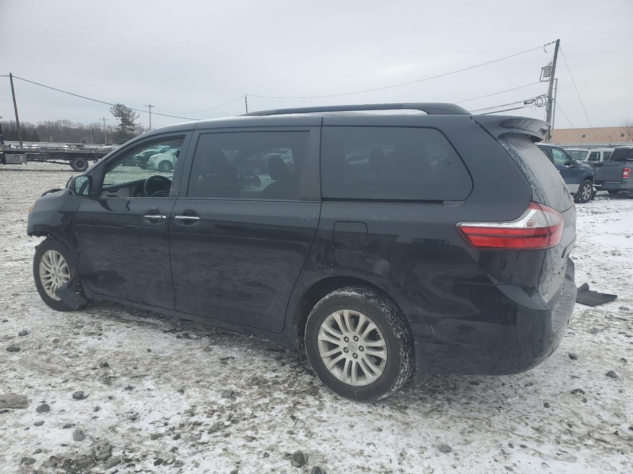 2017 Toyota Sienna VIN 5TDYZ3DC4HS879882 Copart auction photo, front end damage thumbnail 2