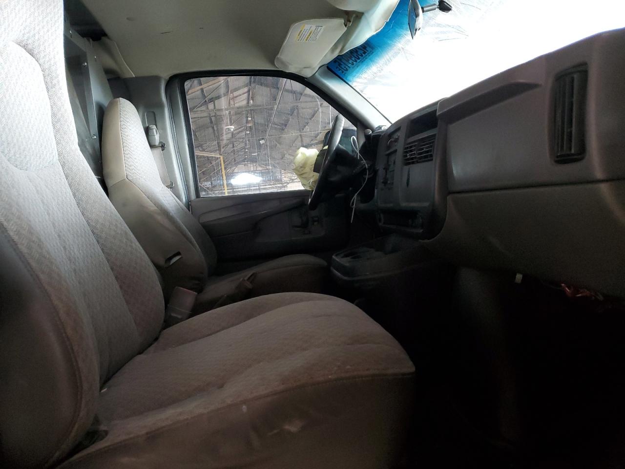 2004 GMC Savana VIN 1GTHG35UX41162620 Copart auction photo, front end damage thumbnail 10