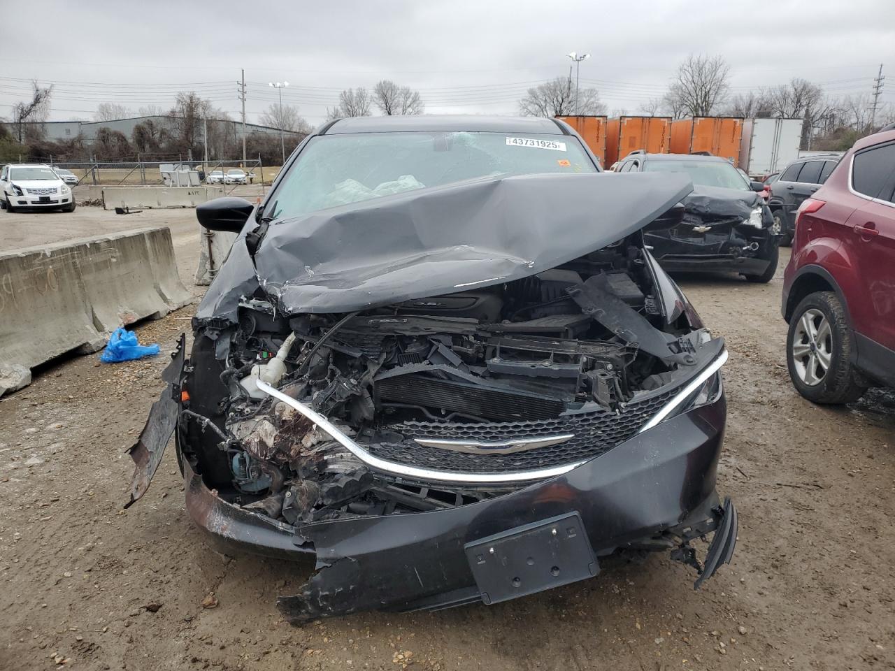 2017 Chrysler Pacifica VIN 2C4RC1DG6HR522676 Copart auction photo, biohazard/chemical / front end damage thumbnail 5
