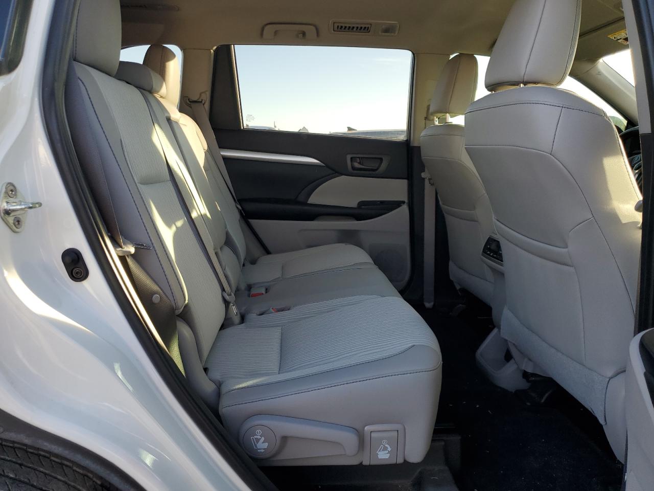 2019 Toyota Highlander VIN 5TDBZRFH3KS919684 Copart auction photo, front end damage thumbnail 11
