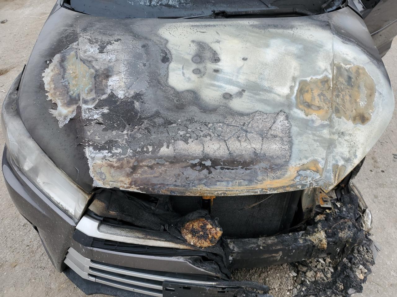 2019 Toyota Highlander VIN 5TDBZRFH9KS701409 Copart auction photo, burn / minor dent/scratches damage thumbnail 11