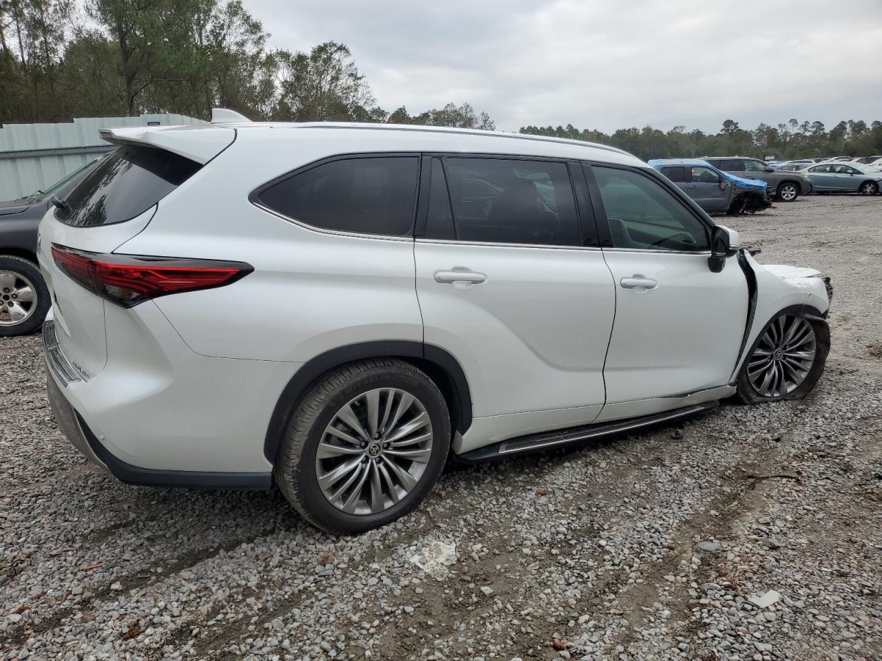 2022 Toyota Highlander VIN 5TDFZRAH2NS111985 Copart auction photo, all over damage thumbnail 3