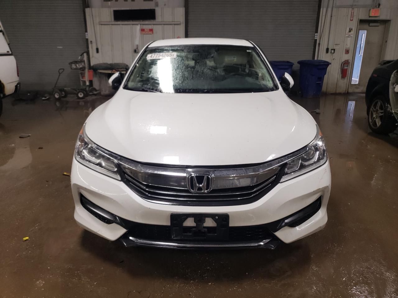 2016 Honda Accord VIN 1HGCR2F31GA131556 Copart auction photo, side / minor dent/scratches damage thumbnail 5