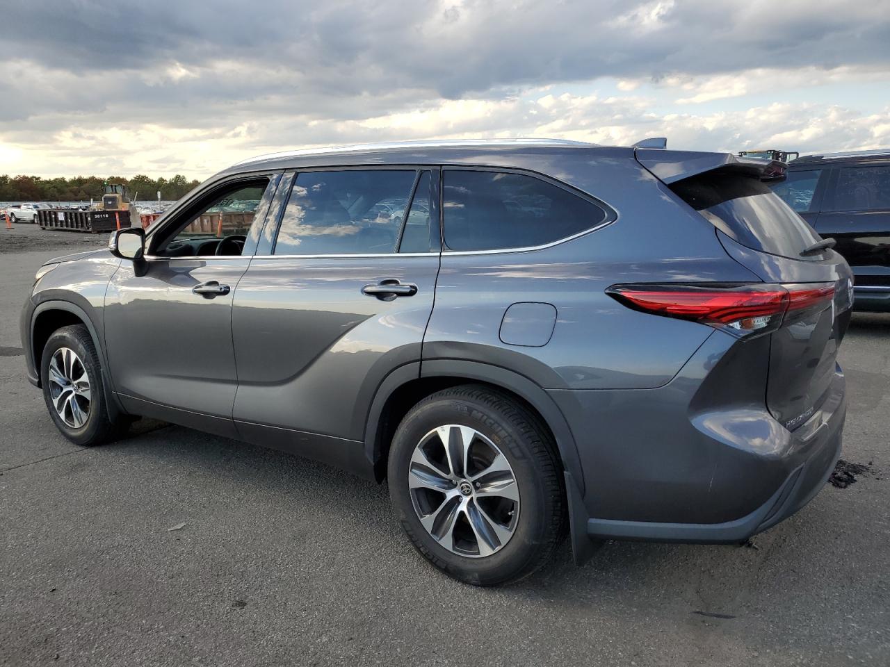 2021 Toyota Highlander VIN 5TDGZRBH5MS545433 Copart auction photo, side / rear end damage thumbnail 2