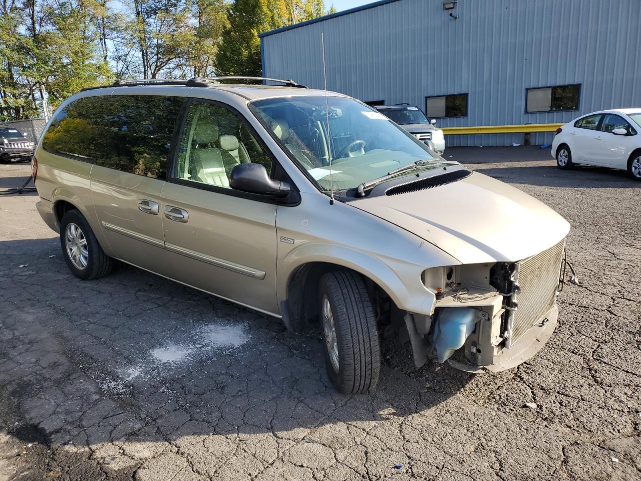 2005 Chrysler Town & Country VIN 2C4GP54L25R280089 Copart auction photo, front end / side damage thumbnail 4