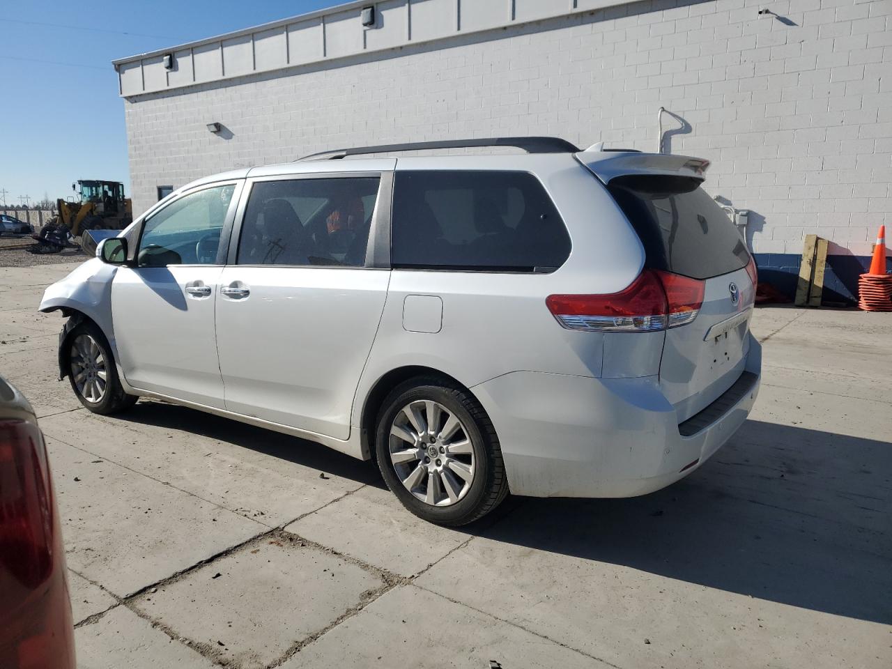 2014 Toyota Sienna VIN 5TDYK3DC0ES520688 Copart auction photo, front end damage thumbnail 2