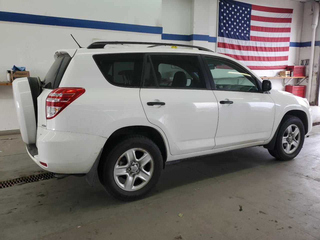2010 Toyota RAV 4 VIN JTMBF4DV0AD022160 Copart auction photo, minor dent/scratches / mechanical damage thumbnail 3