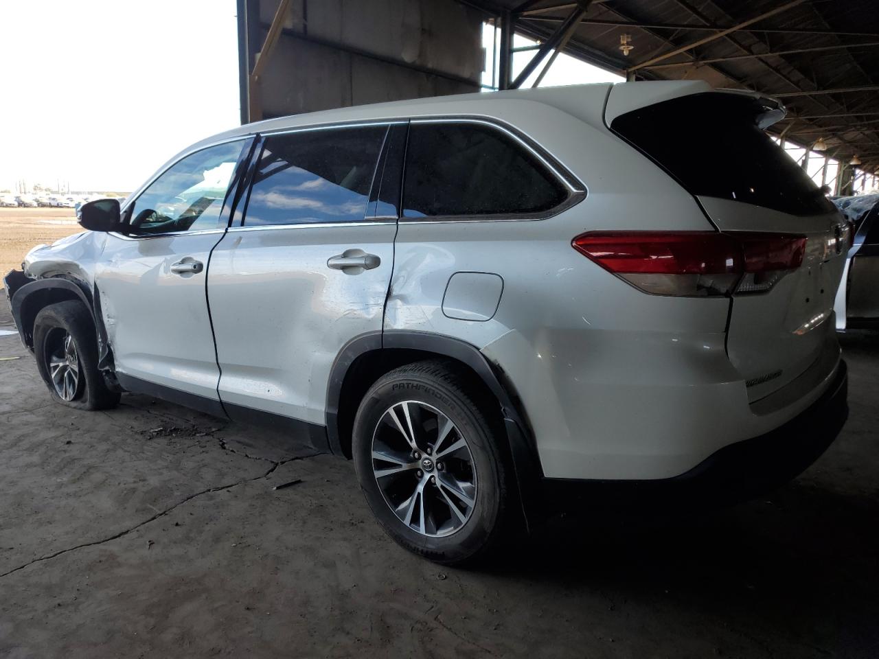 2019 Toyota Highlander VIN 5TDBZRFH5KS701584 Copart auction photo, front end / side damage thumbnail 2