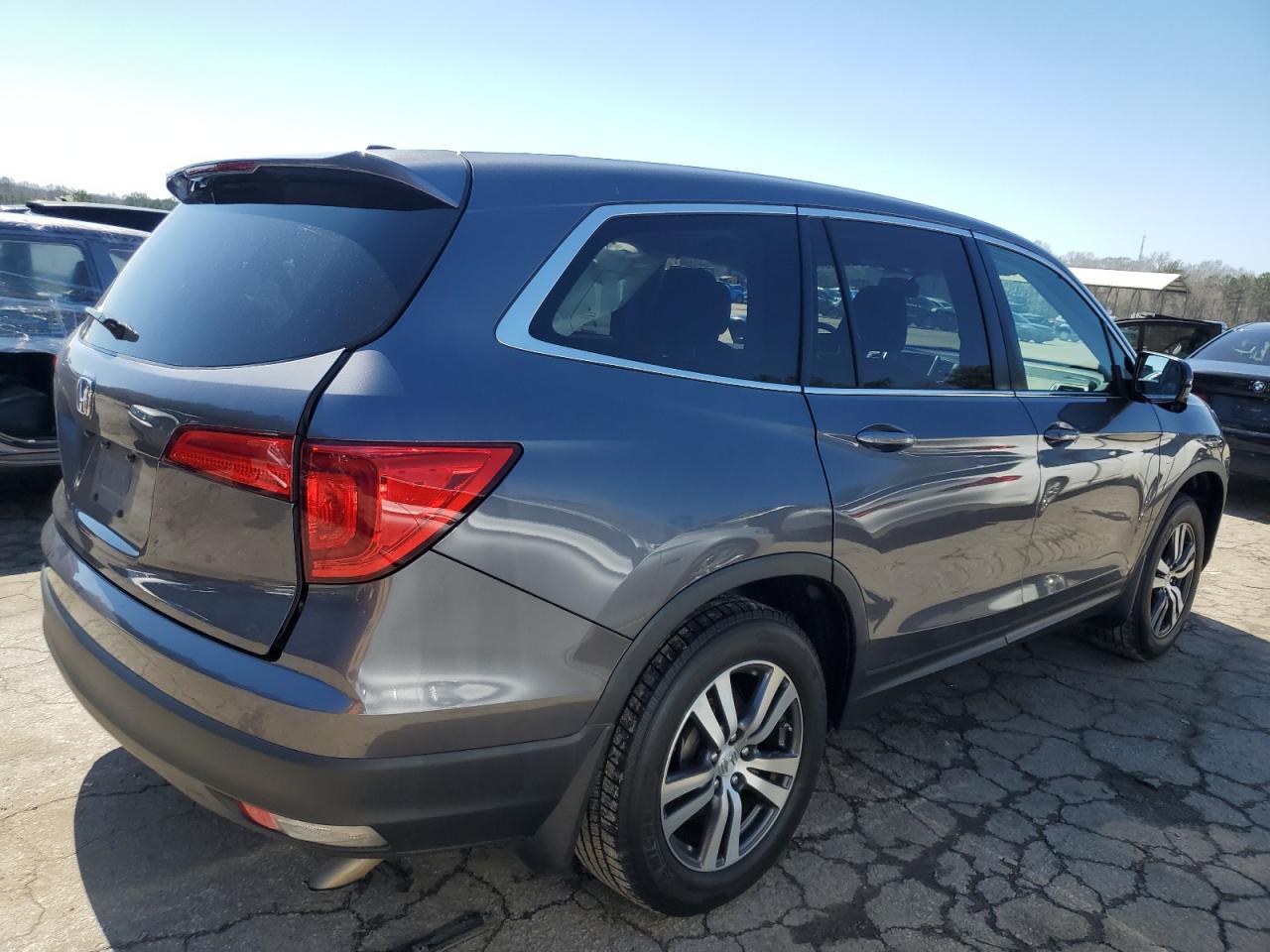 2018 Honda Pilot VIN 5FNYF5H50JB022453 Copart auction photo, side / rear end damage thumbnail 3