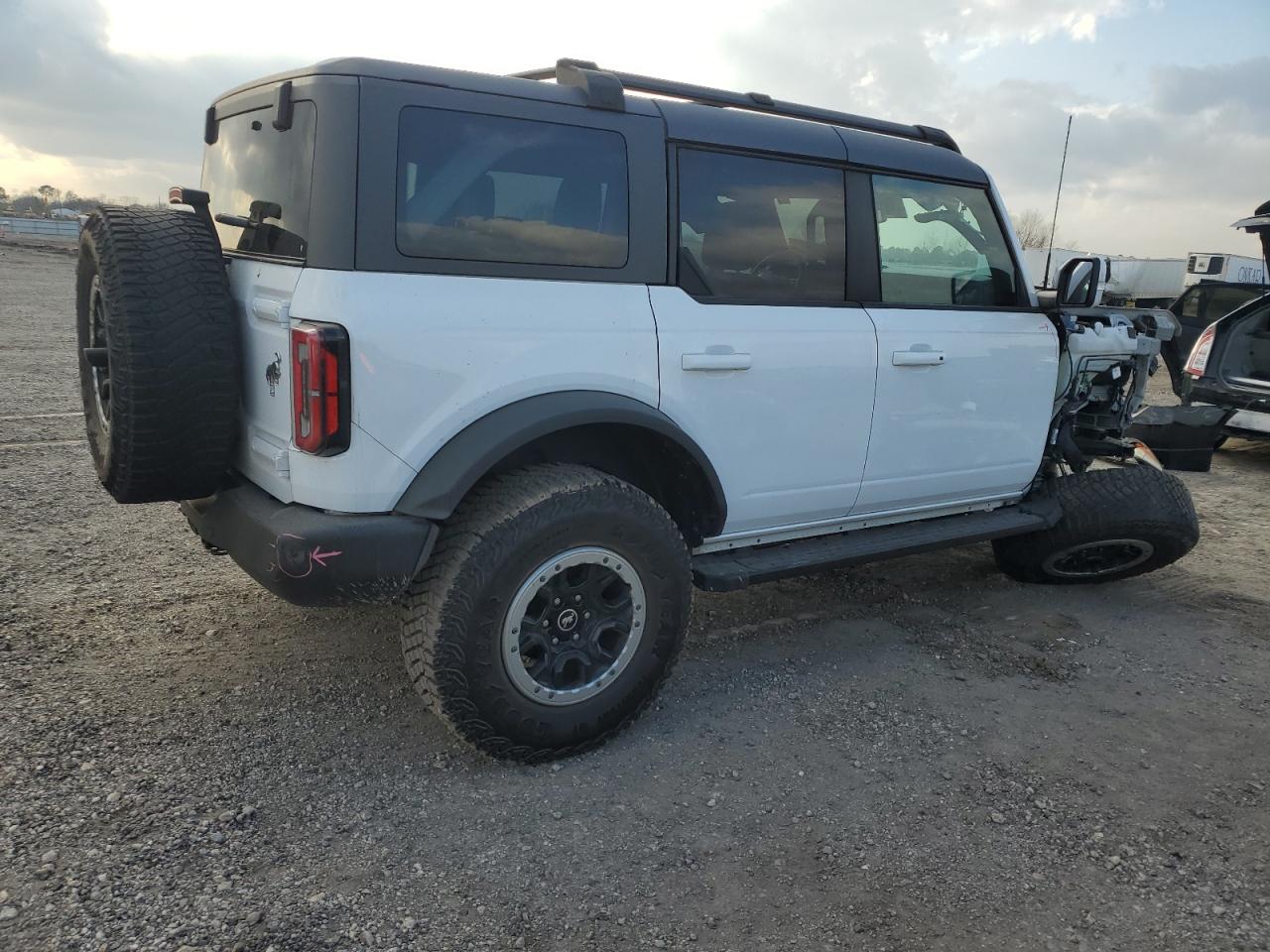2023 Ford Bronco VIN 1FMEE5DP5PLA95882 Copart auction photo, front end / minor dent/scratches damage thumbnail 3