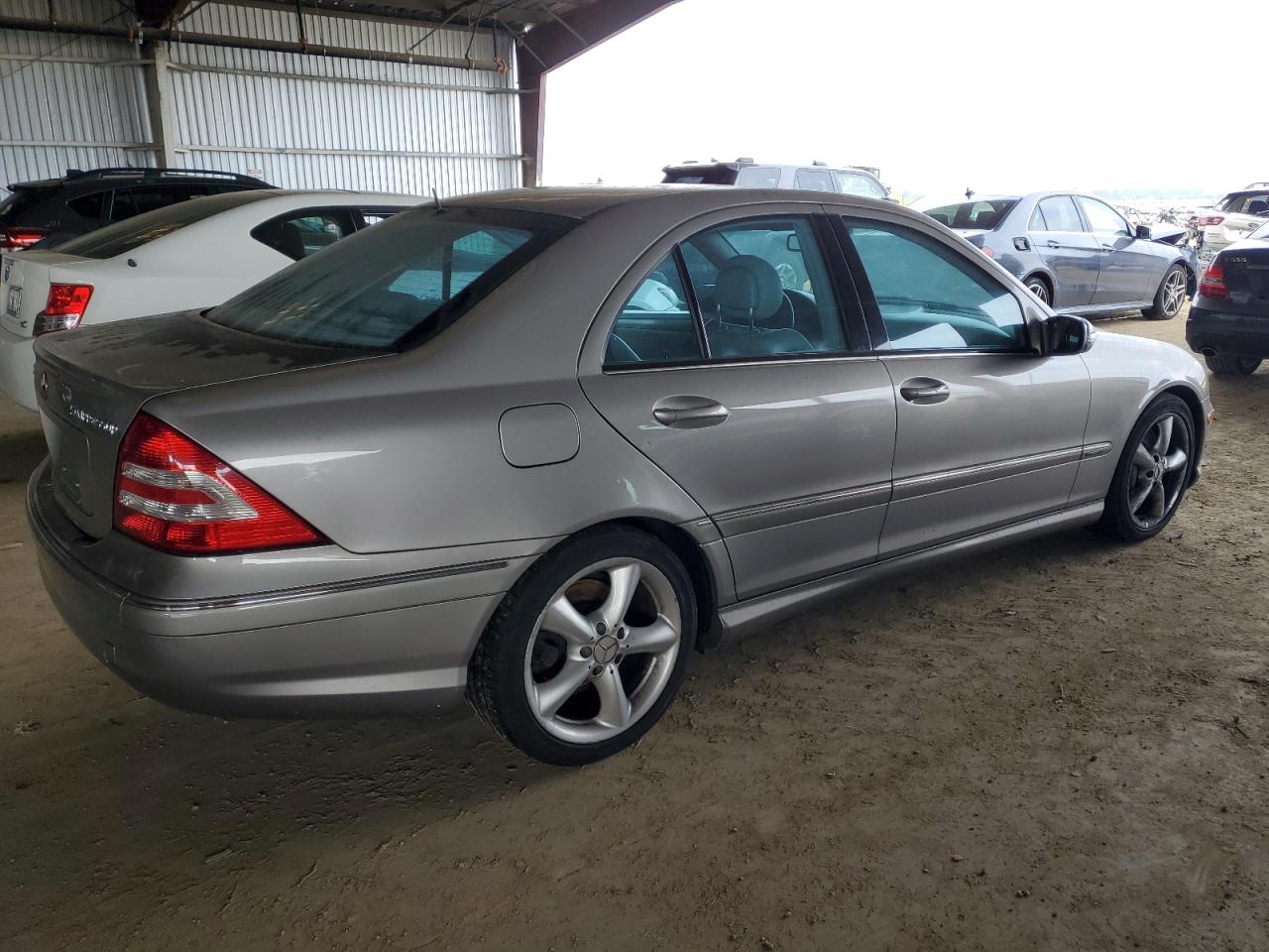 2005 Mercedes-Benz C-klasse VIN WDBRF40JX5A811861 Copart auction photo, vandalism damage thumbnail 3