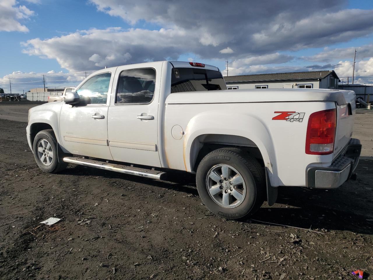 2010 GMC Sierra VIN 3GTRKWE39AG184083 Copart auction photo, burn damage thumbnail 2