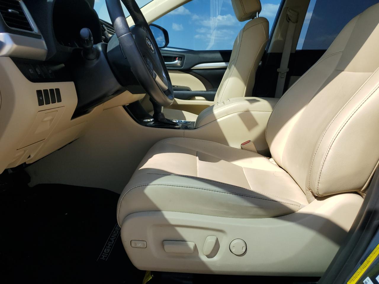 2019 Toyota Highlander VIN 5TDKZRFH2KS292654 Copart auction photo, front end damage thumbnail 7