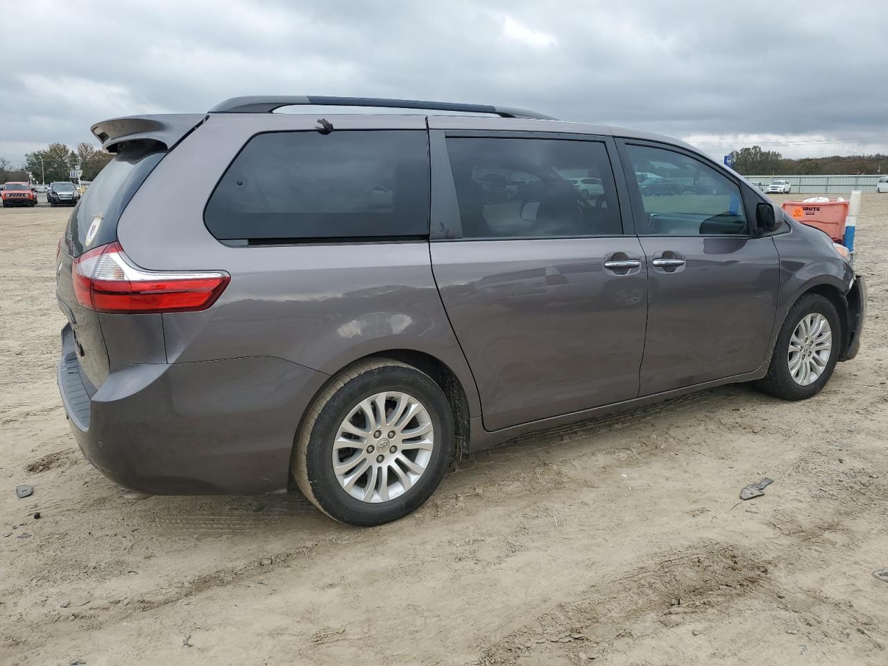 2016 Toyota Sienna VIN 5TDYK3DC5GS691410 Copart auction photo, front end damage thumbnail 3
