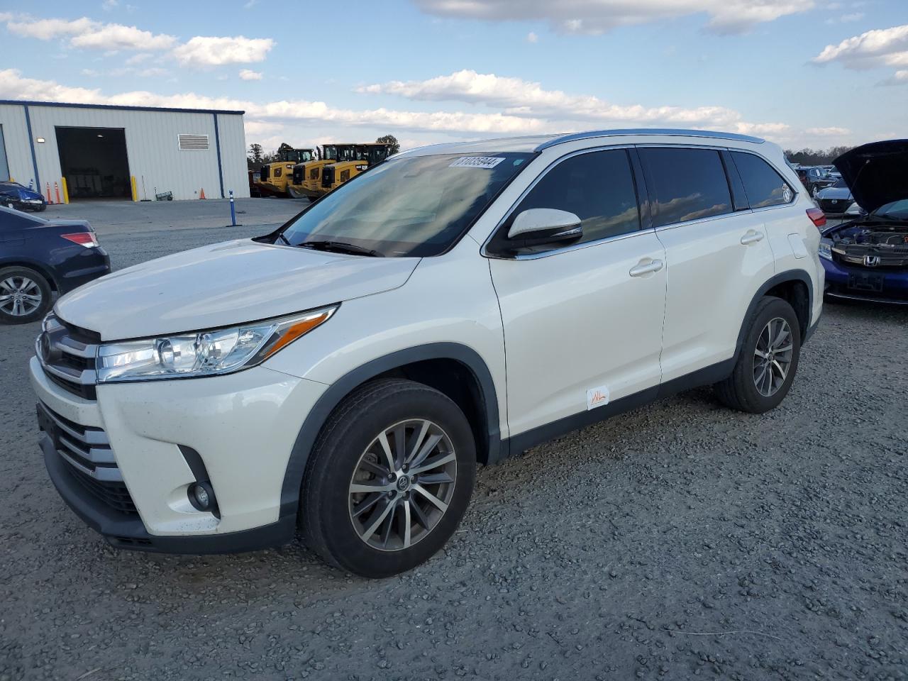 2019 Toyota Highlander VIN 5TDKZRFH1KS556334