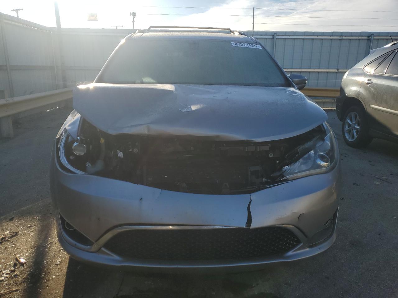 2017 Chrysler Pacifica VIN 2C4RC1BG3HR583681 Copart auction photo, front end / side damage thumbnail 5