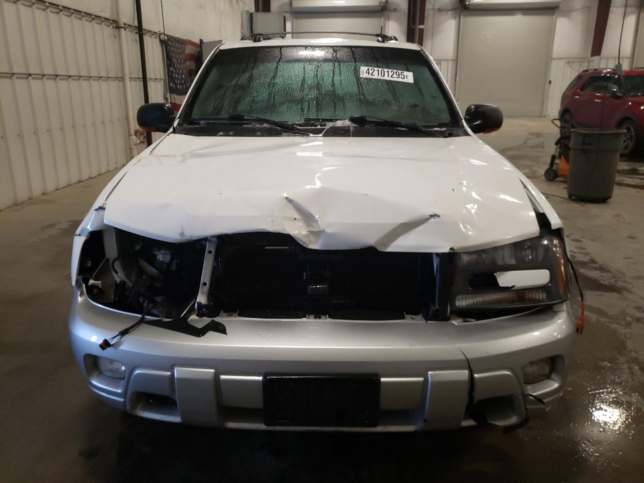 2005 Chevrolet TrailBlazer VIN 1GNDT13S652370481 Copart auction photo, front end damage thumbnail 5
