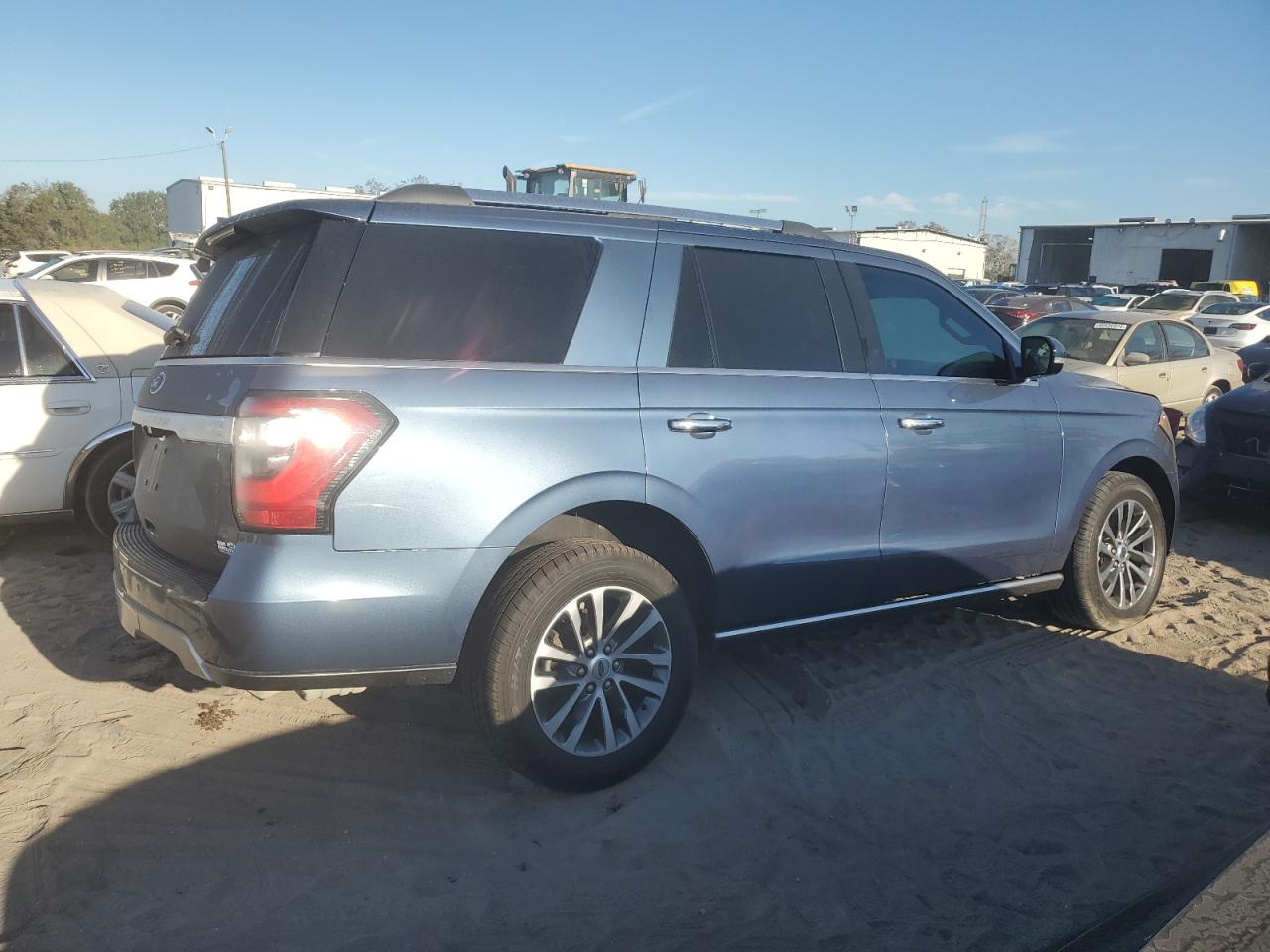 2018 Ford Expedition VIN 1FMJU2AT7JEA14815 Copart auction photo, front end / side damage thumbnail 3