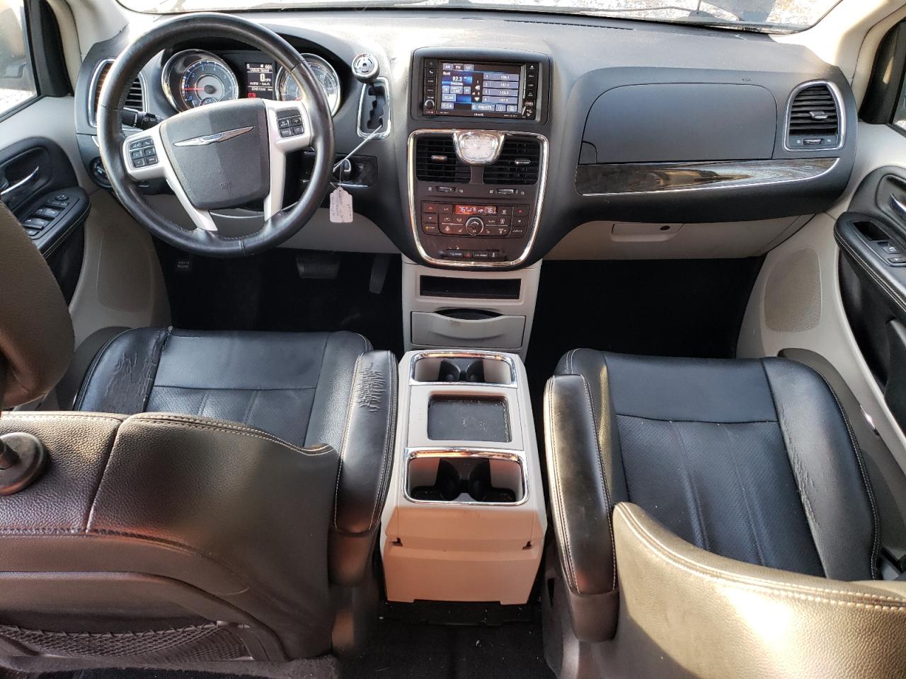 2015 Chrysler Town & Country VIN 2C4RC1CG8FR602737 Copart auction photo, front end / minor dent/scratches damage thumbnail 8