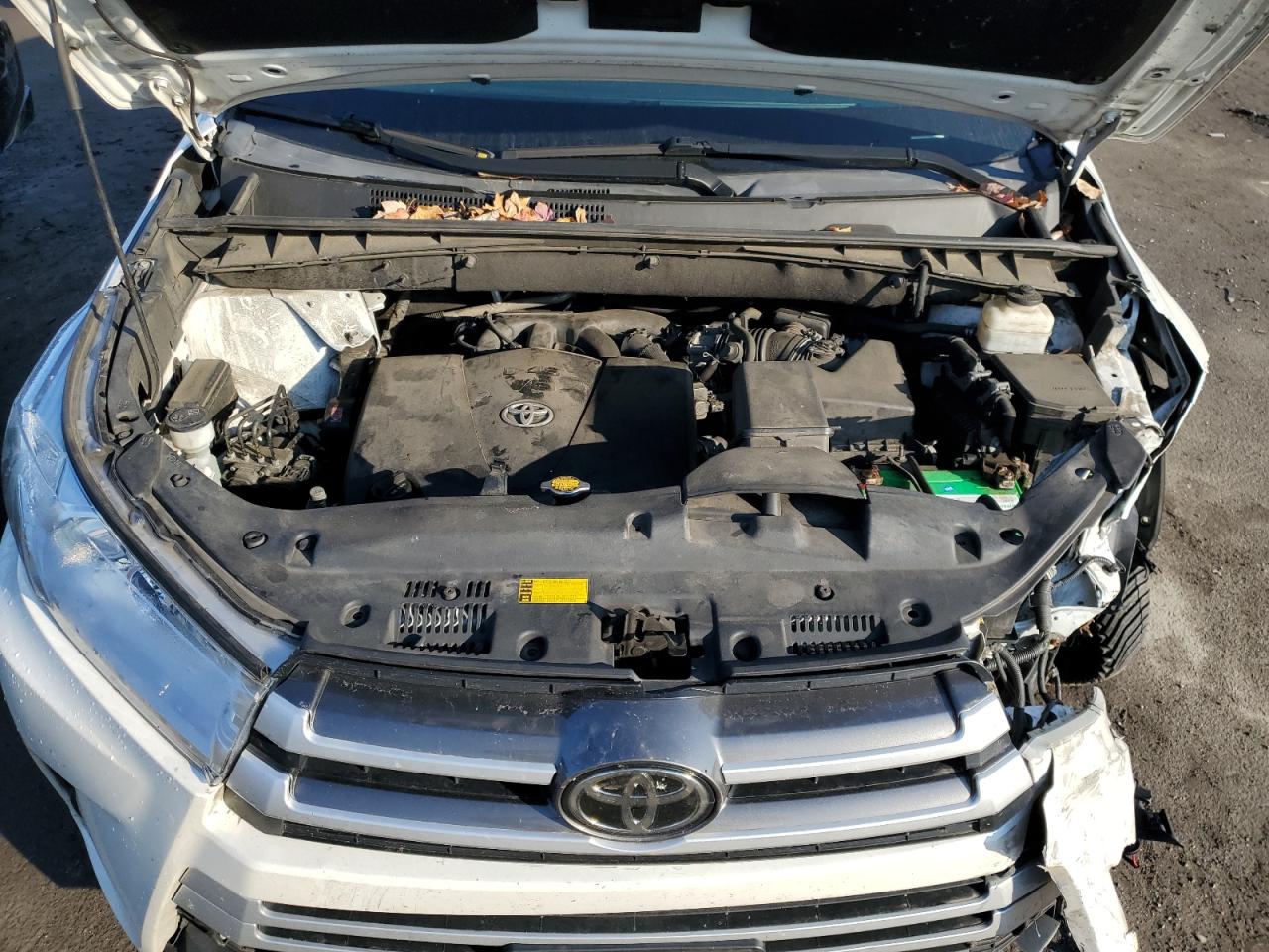 2017 Toyota Highlander VIN 5TDJZRFH4HS389343 Copart auction photo, front end / minor dent/scratches damage thumbnail 12