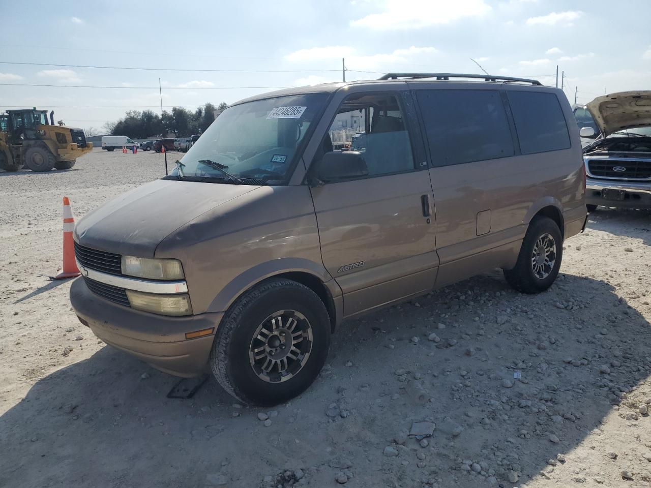 2000 Chevrolet Astro VIN 1GNDM19WXYB150711 - Copart auction photo