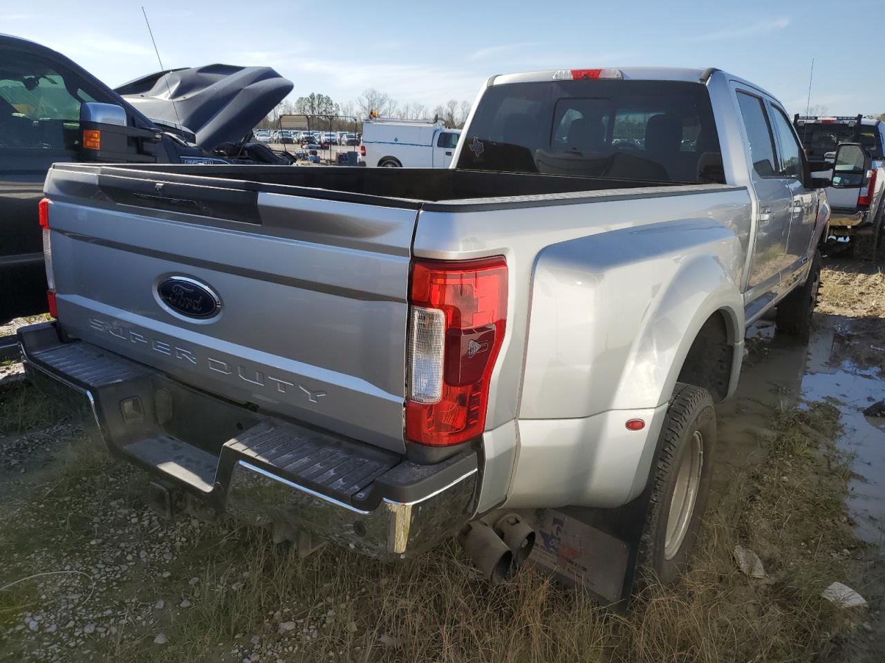 2017 Ford F350 VIN 1FT8W3DT4HEB61442 Copart auction photo, vandalism / front end damage thumbnail 3