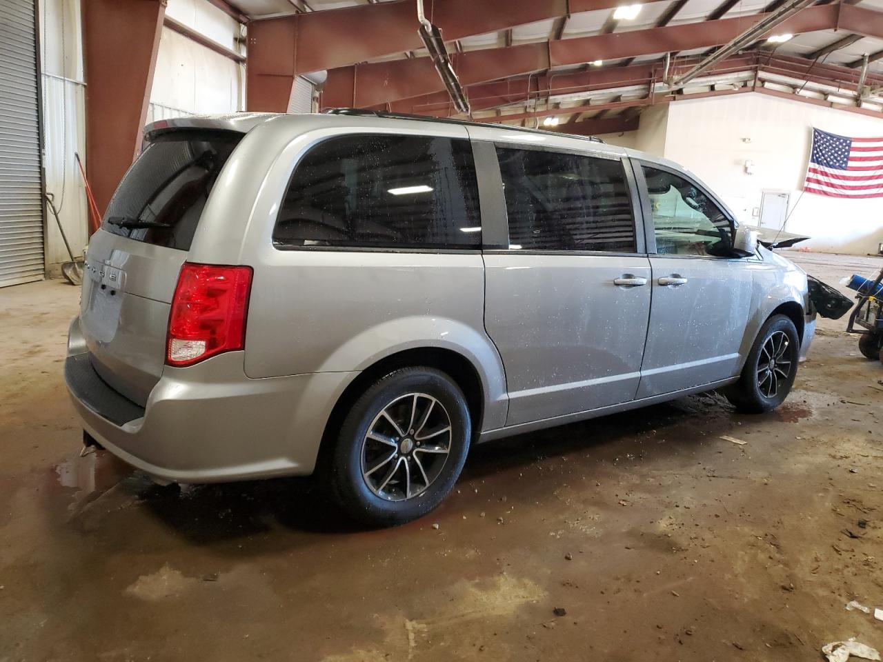 2018 Dodge Caravan VIN 2C4RDGCG7JR137151 Copart auction photo, front end damage thumbnail 3