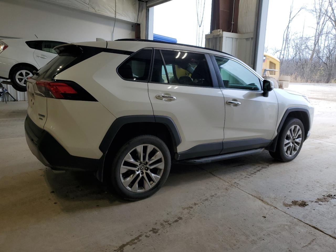 2022 Toyota RAV 4 VIN 2T3N1RFV2NW318909 Copart auction photo, front end / side damage thumbnail 3