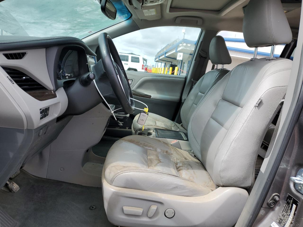 2017 Toyota Sienna VIN 5TDYZ3DC4HS822338 Copart auction photo, water/flood / minor dent/scratches damage thumbnail 7