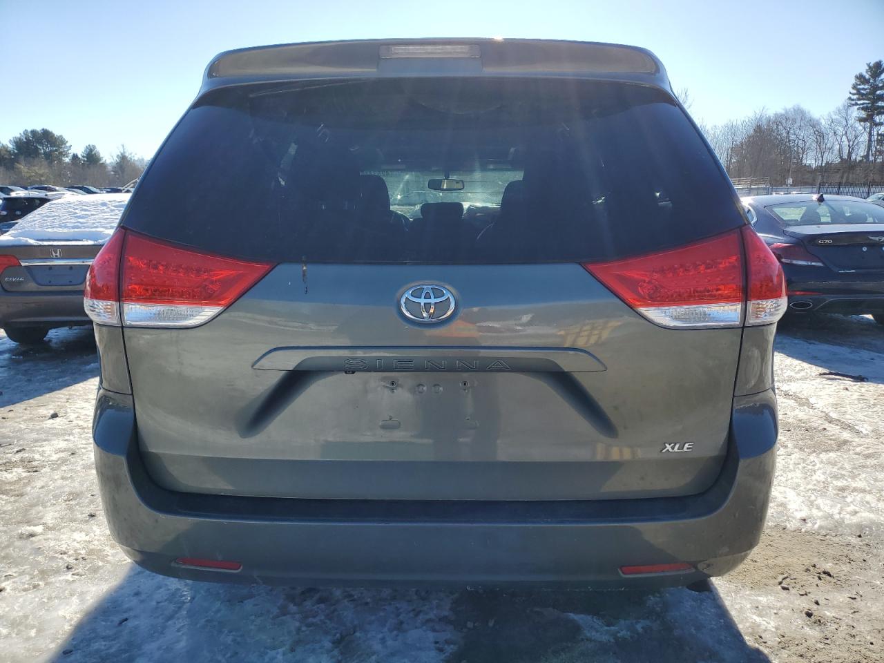 2011 Toyota Sienna VIN 5TDYK3DC2BS119963 Copart auction photo, front end damage thumbnail 6