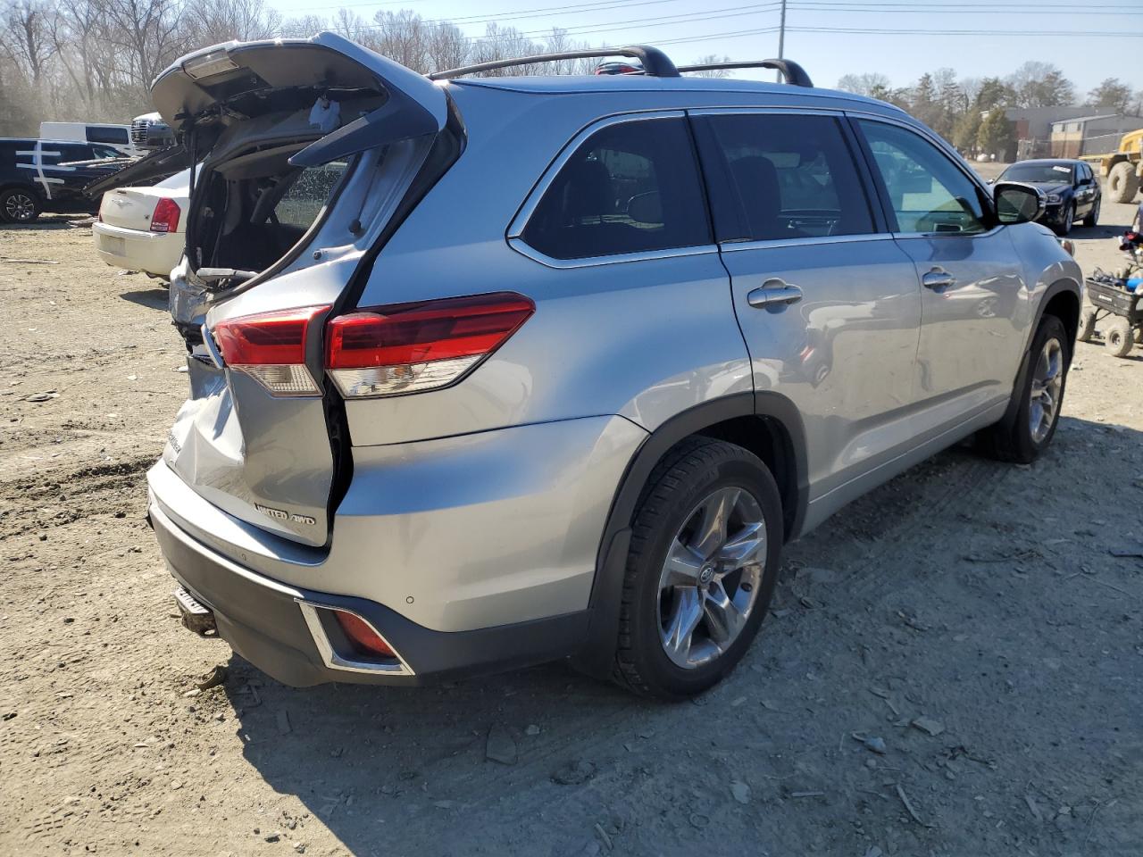 2018 Toyota Highlander VIN 5TDDZRFH7JS834693 Copart auction photo, rear end / side damage thumbnail 3