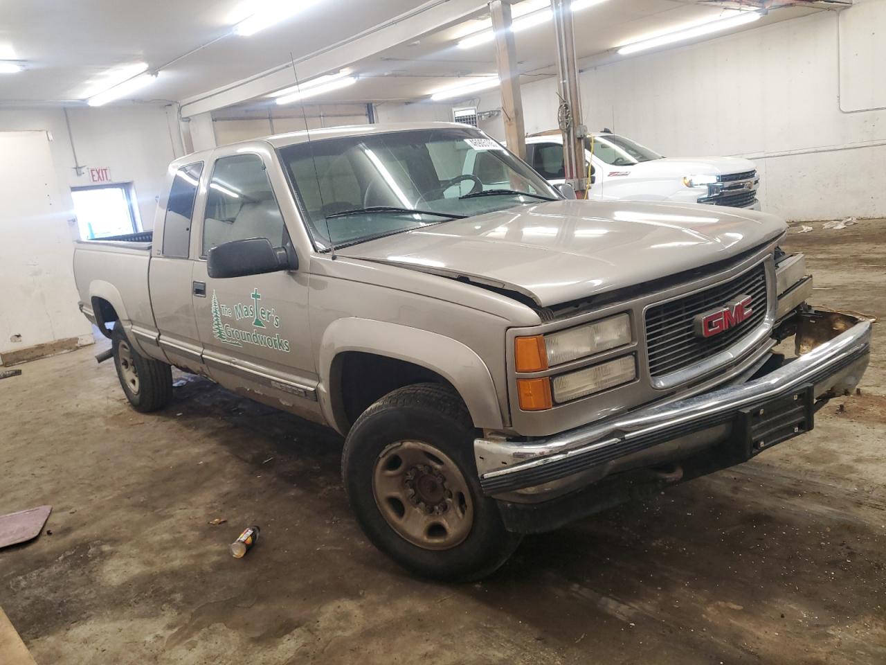 2000 GMC Sierra VIN 1GTGK29RXYF405930 Copart auction photo, front end damage thumbnail 4