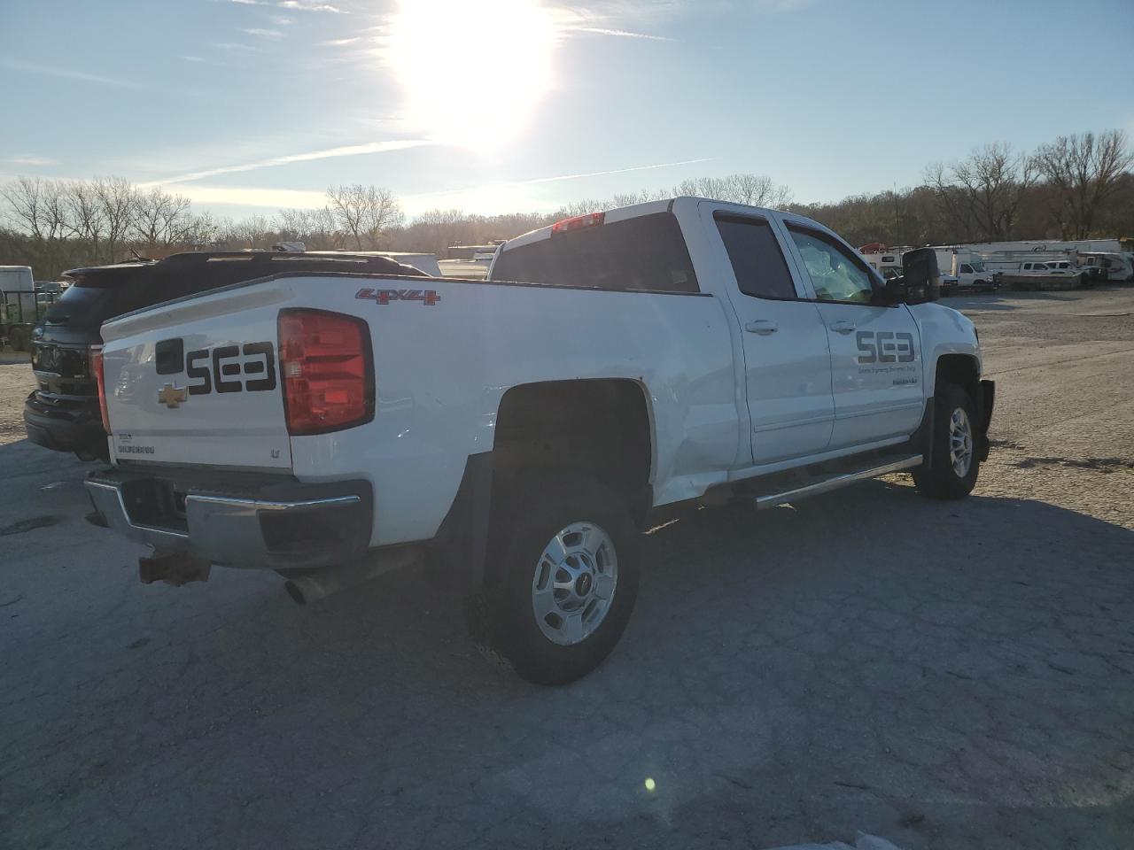 2015 Chevrolet Silverado VIN 1GC2KVEG9FZ510972 Copart auction photo, front end / side damage thumbnail 3