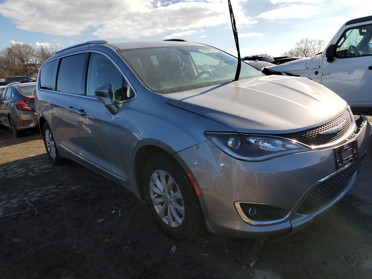 2018 Chrysler Pacifica VIN 2C4RC1BG6JR261798 Copart auction photo, front end damage thumbnail 4