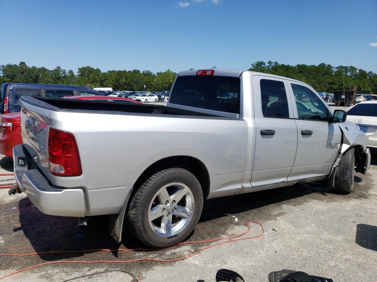 2018 RAM 1500 VIN 1C6RR7FGXJS264317 Copart auction photo, front end / minor dent/scratches damage thumbnail 3