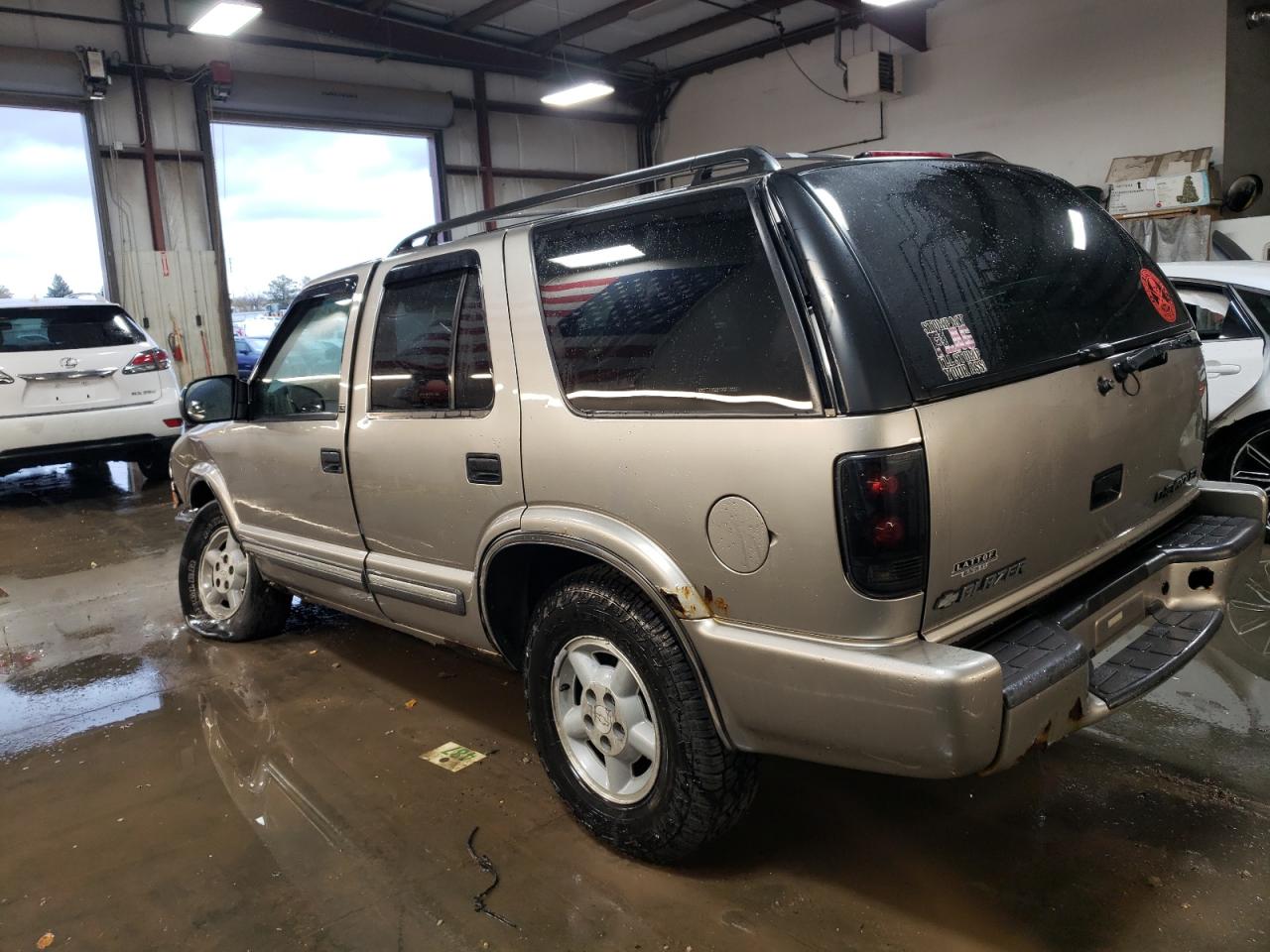 2000 Chevrolet Blazer VIN 1GNDT13W3Y2216351 Copart auction photo, front end damage thumbnail 2