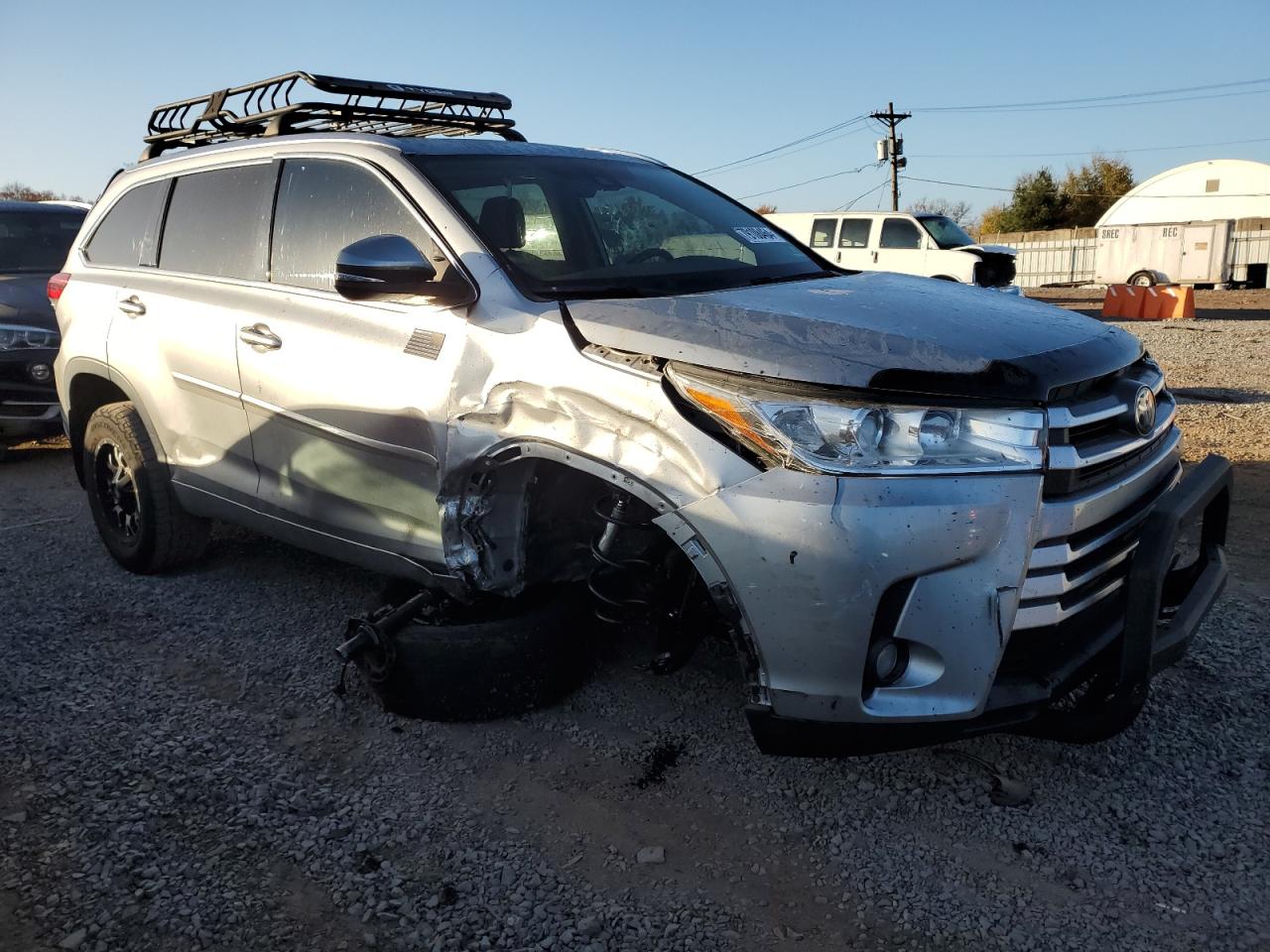 2018 Toyota Highlander VIN 5TDJZRFH4JS529736 Copart auction photo, front end / side damage thumbnail 4