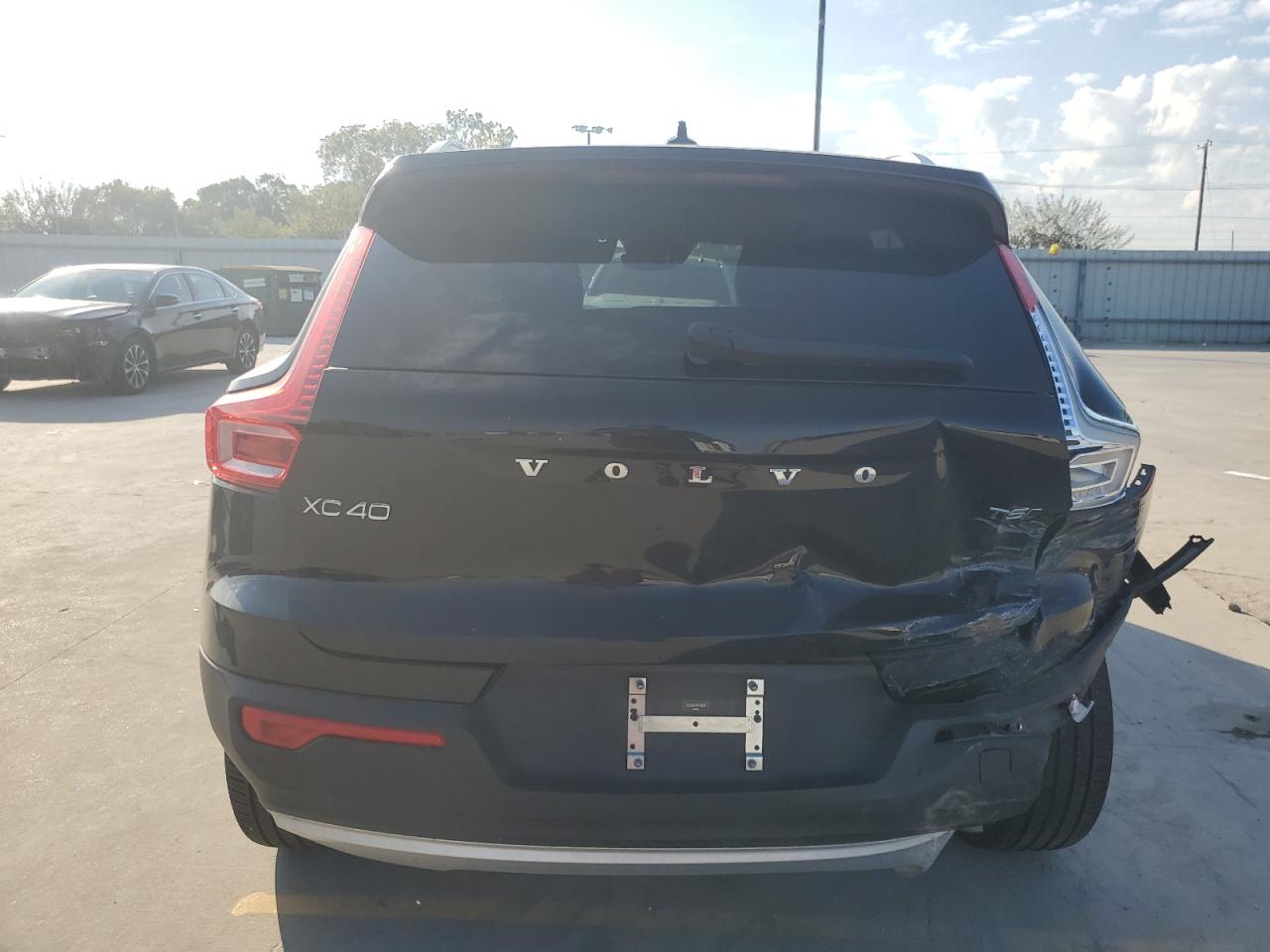 2022 Volvo XC40 VIN YV4162UK1N2769609 Copart auction photo, rear end / front end damage thumbnail 6