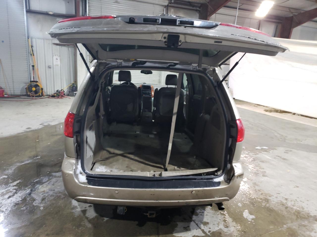 2006 Toyota Sienna VIN 5TDBA22C76S063322 Copart auction photo, rear end damage thumbnail 6